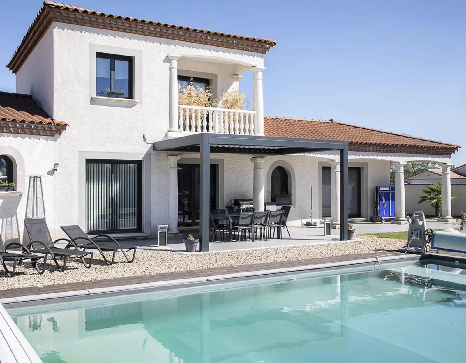 Villa avec pergola et piscine — réalisation Espace Confort Habitat